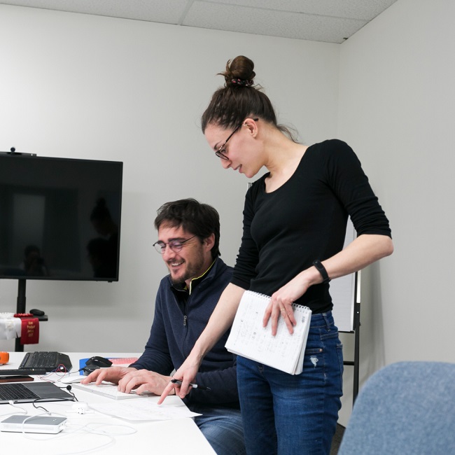 Dos personas revisando la propuesta de diseño web